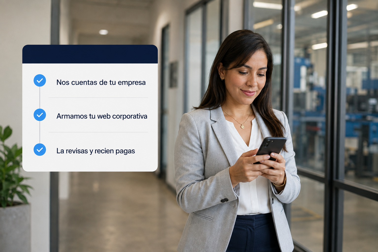 Gerenta revisando la versión móvil de su web corporativa